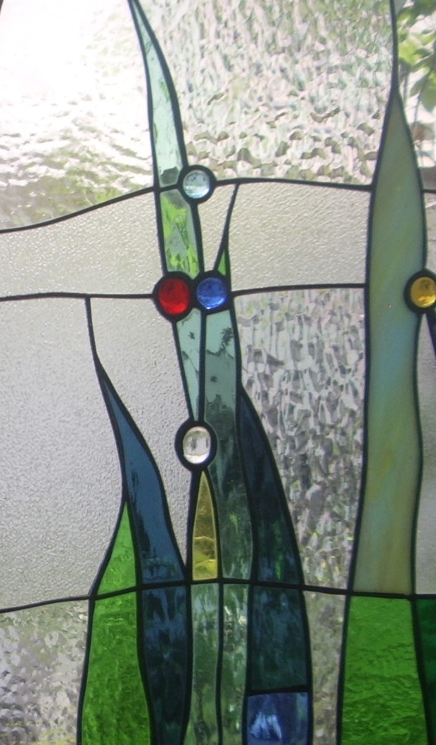 detail vitráže v okne