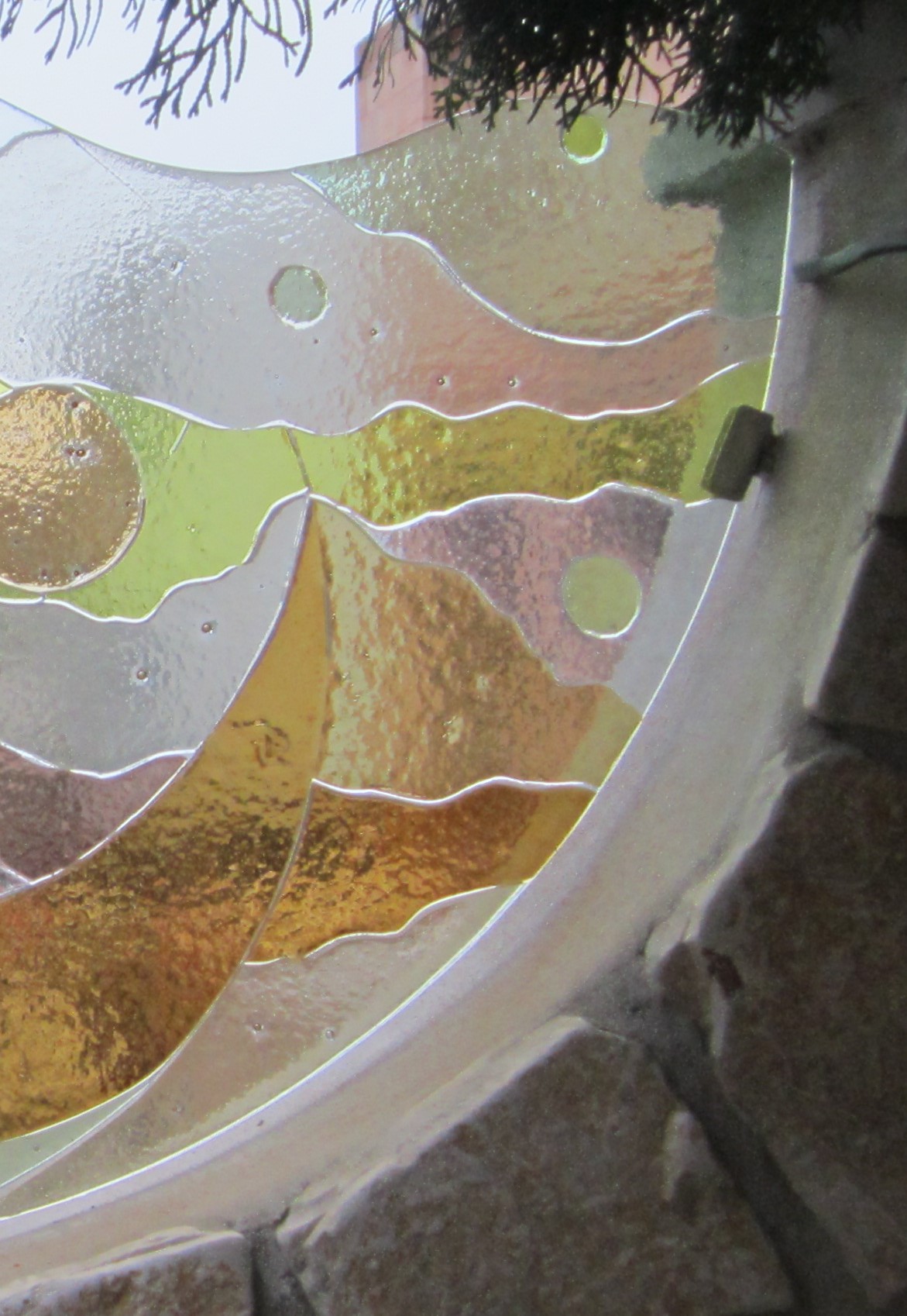 Detail spekaného skla  umiestneného v exteriéri